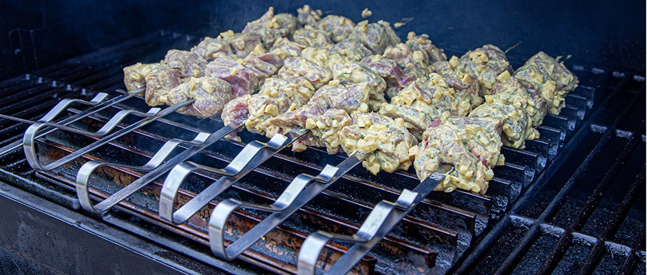 einde gegrilde lamsspiesen in yoghurtmarinade bbq marc devleesboerderij