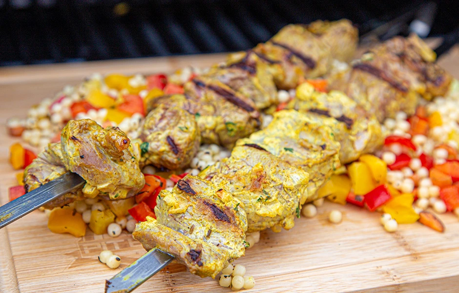 Gegrilde lamsspiesen in yoghurtmarinade
