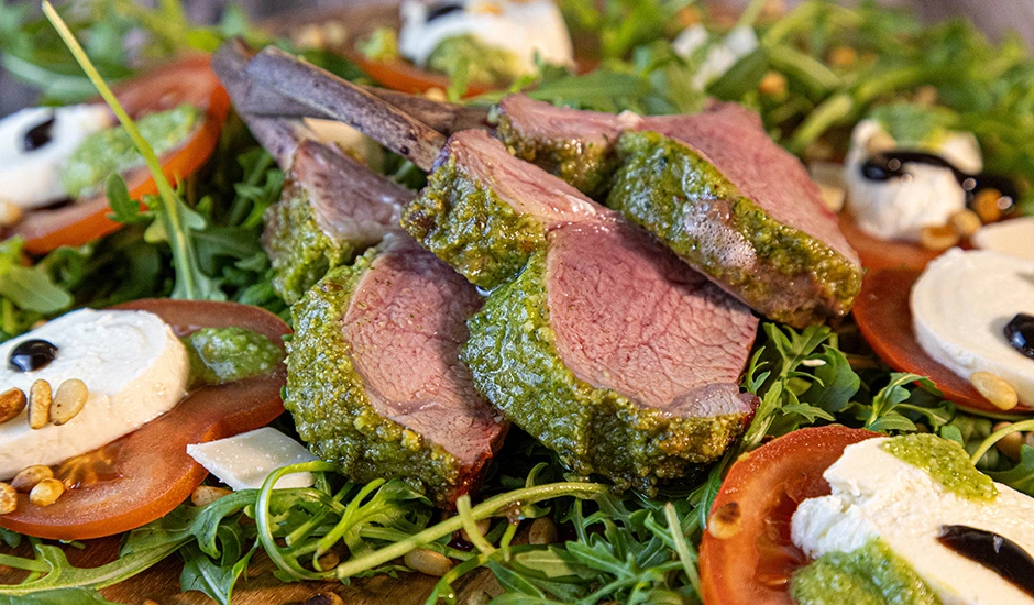 Lamsrack met groene pesto en salade
